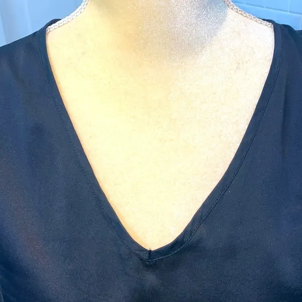 Neiman Marcus black 💯 silk satin v neckline sleeveless blouse. Pull on. Size M. - Image 2