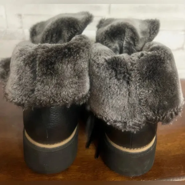 Clarks Womens Sharon Pearl Boots. Fuzzy, comfortable and warm. Size 9 - Image 2