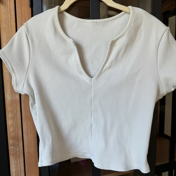 ALO yoga ribbed cropped tee Savvy short sleeve top workout split vneck white - Image 5