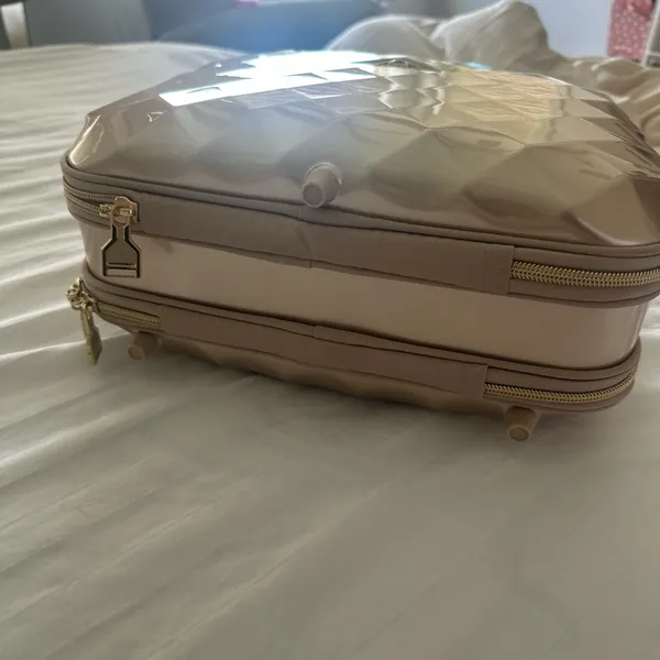 Luxurious Tan Travel Bag for Women - Image 2