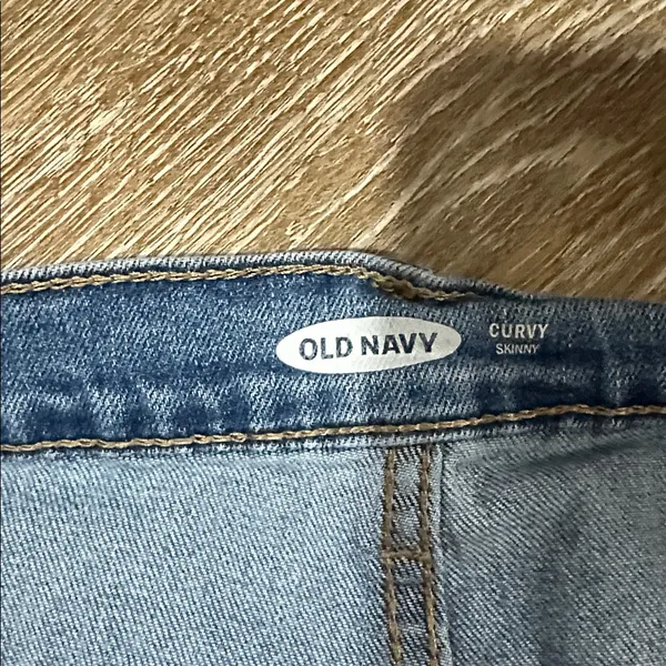 Old Navy Women's Light Blue Cropped Jeans - curvy skinny - Image 2