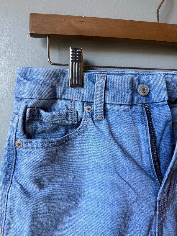 American Eagle Strigid Mom Jeans Size 4 Light Wash Distressed Ripped Denim - Image 3