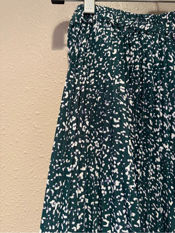 Emerald Green Printed Pleated Midi Skirt - Image 2