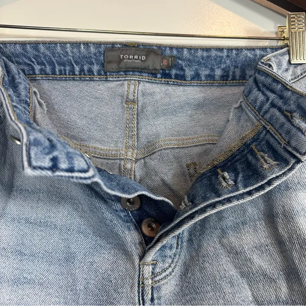 Torrid Women’s Plus 5 Inch Classic Denim HighRise Shorts Medium Wash Size 20 - Image 4