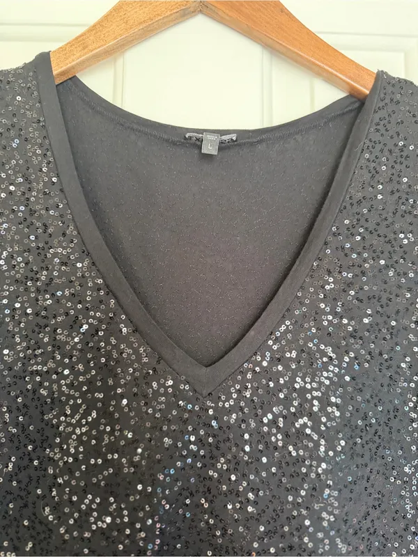 Express Sequin V-Neck Short Sleeve Top - Black. Sz‎ L - Image 3