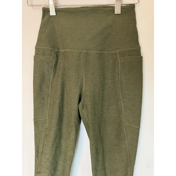 Beyond Yoga High Waisted Spacedye Capri Leggings Pockets Green Sz S NEW - Image 4