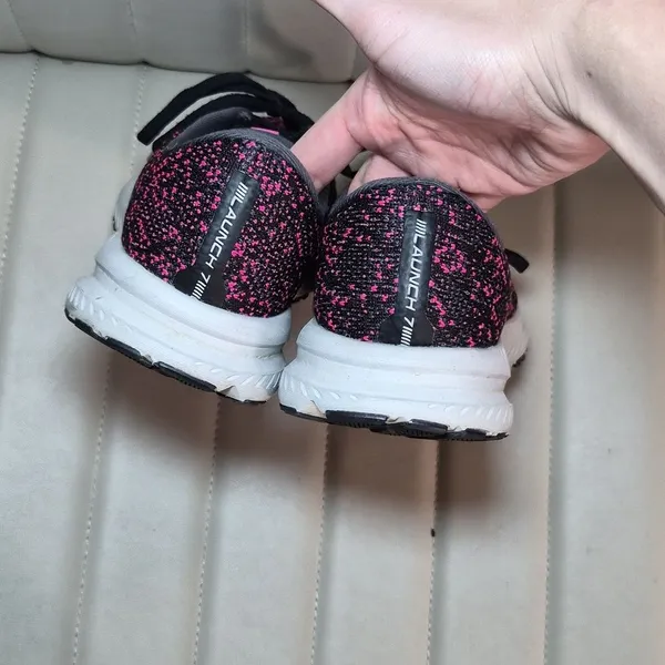 Brooks Women's Black and Pink Trainers - Image 7