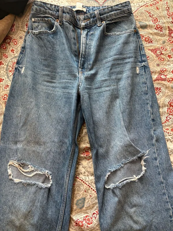 H&M High-Waisted Wide-Leg Jeans - Image 2