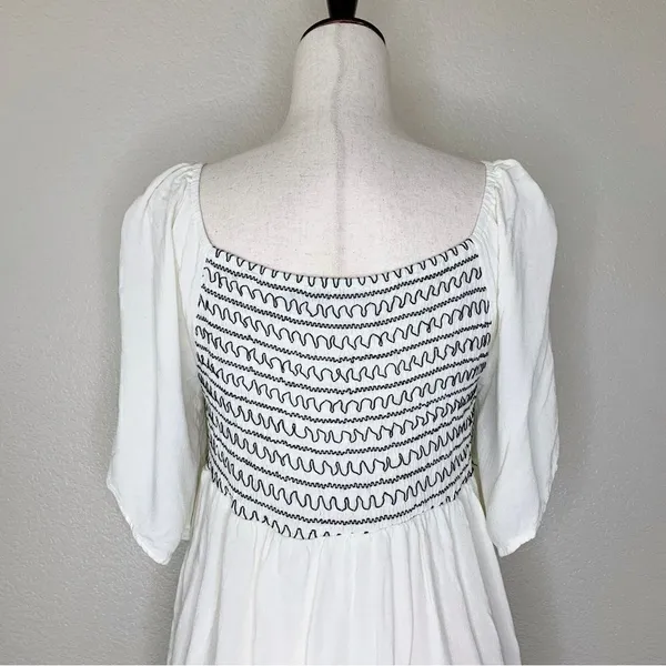 Doe & Rae Women’s Size Large Boho Embroidered Smocked Top, Sz Large - Image 6