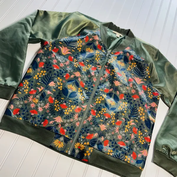 Francesca's Mi‎ Ami Floral Velvet Bomber Jacket Olive Green Satin Large NWOT - Image 3