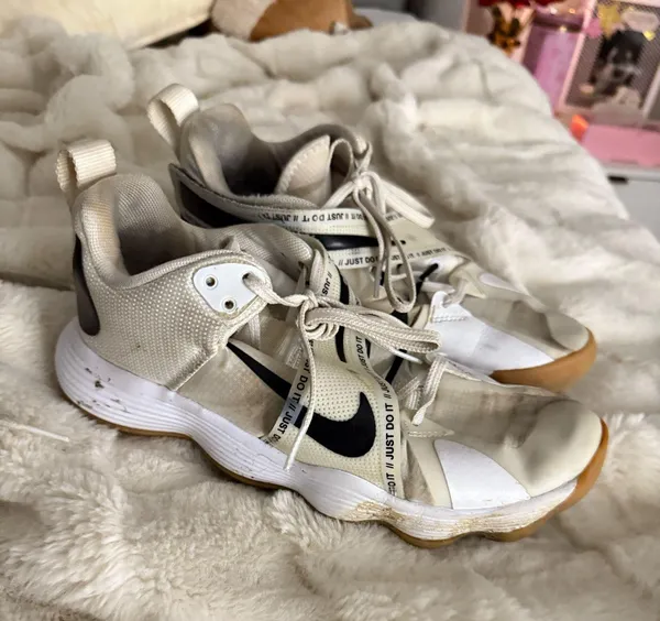 Nike Volleyball Shoes - Image 2