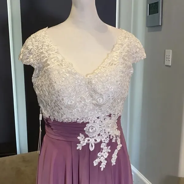 Women’s Ivory Lace Top Chiffon V-Neck with Cap Sleeves Dress Size 16 NWT - Image 2