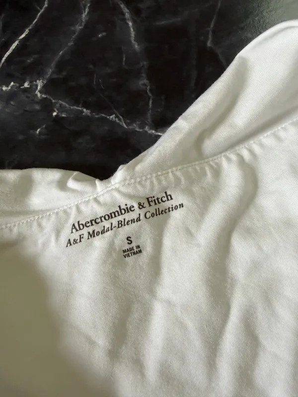 Abercrombie White Off-The-Shoulder Top - Image 3