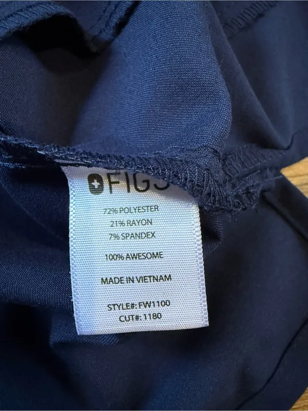 FIGS Women's V-Neck Short Sleeve Scrub Top in Navy Small - Image 4