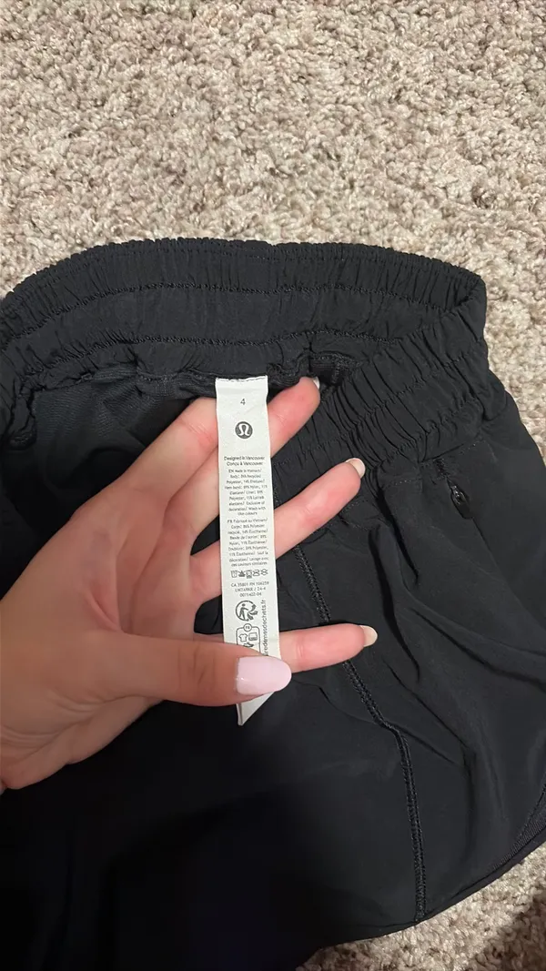 Low-Rise Lululemon 2.5" Shorts Hotty Hot - Image 3