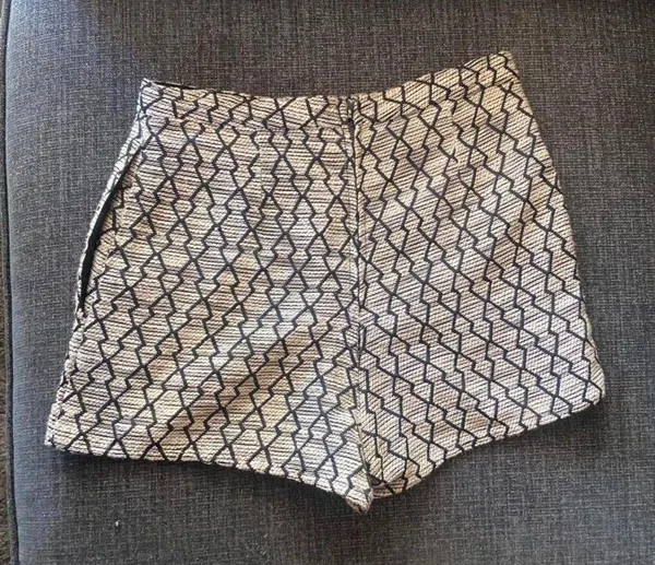 Boutique textured black and white patterned woven shorts. - Image 3