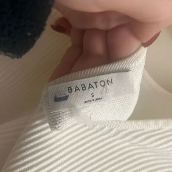 Aritzia ✨Babaton Sculpt Knit Scoopneck White Longsleeve Sz Small Top✨ - Image 9