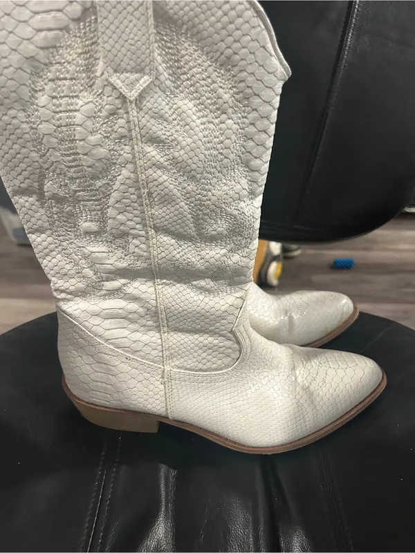 Coconuts by Matisse White Textured Western Heeled Boots see front for flaw - Image 7