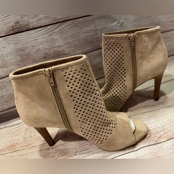 Audrey Brooke Madison Natural Leather Perforated OpenToe Bootie size 10. - Image 2
