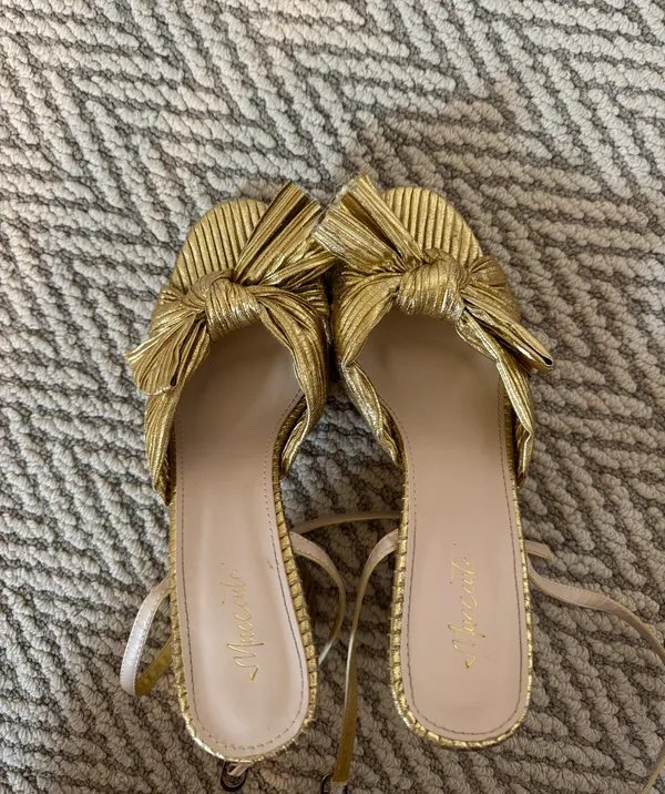 Gold Bow Heels Size 7 - Image 2
