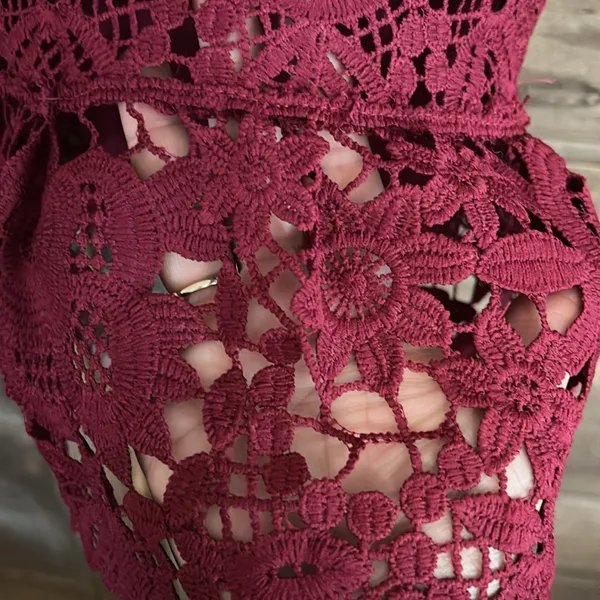 Romeo & Juliet Couture wine-colored lace‎ cutout dress Size Medium Crochet - Image 3