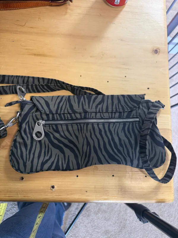 Baggallini Crossbody Purse Grey Black Zebra Animal Print Turn Lock Adjustable Sm - Image 5