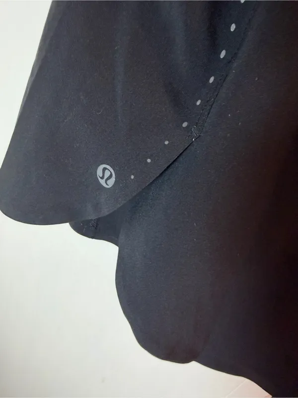 Lululemon Size 2 Black Tank Lightweight Reflective Details Open Back Lululemon! - Image 4