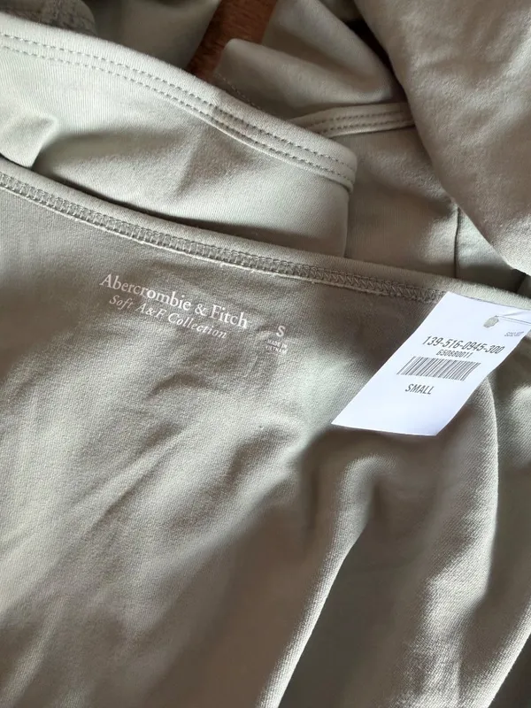 NWT Abercrombie & Fitch Sage Green Cropped Top - Image 4