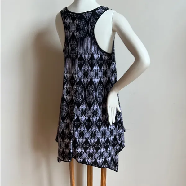 sweet juliet Black and White Sleeveless Tunic Top with shark bite hem Large - Image 3
