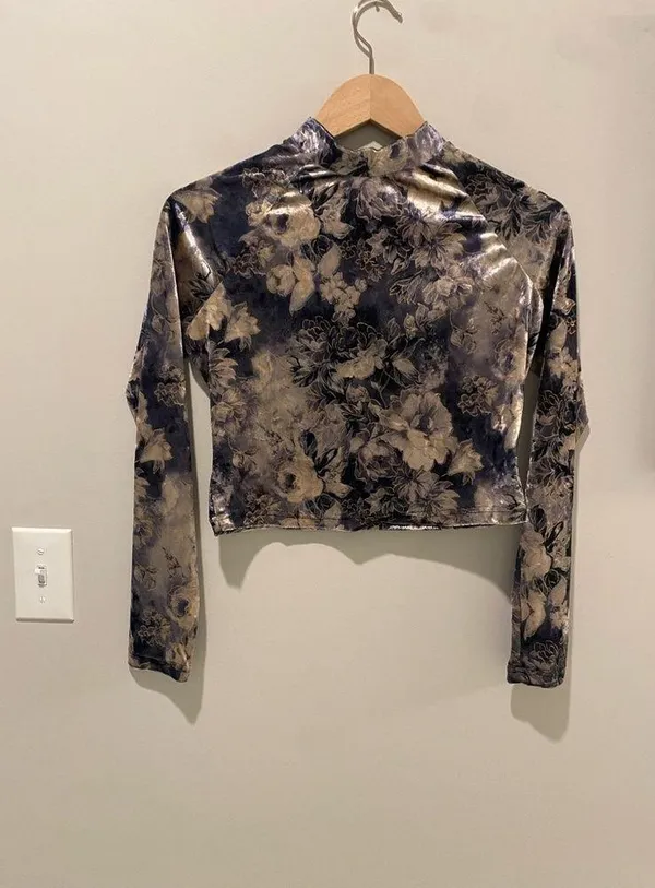 Lane 201 NWT- Velvet Floral Long Sleeve Crop Top-Size Medium - Image 2