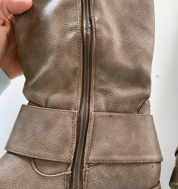 Beige taupe knee high boots Women’s size 6 zips up large buckle damaged - Image 4