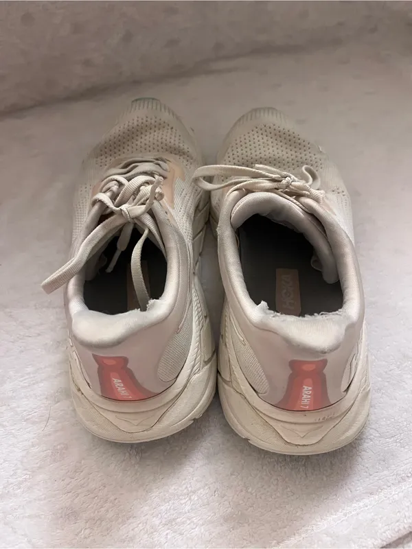 cream-colored HOKA Arahi 7 running sneakers size 7 - Image 2