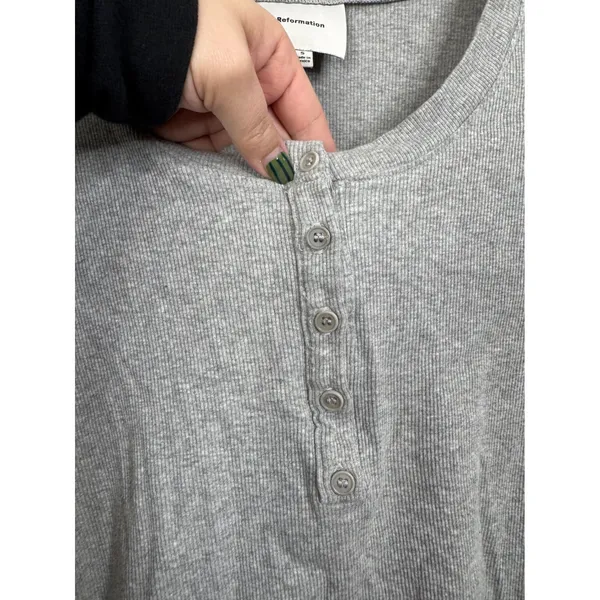 Reformation Gray Ribbed Henley‎ Shirt Size Small - Image 3