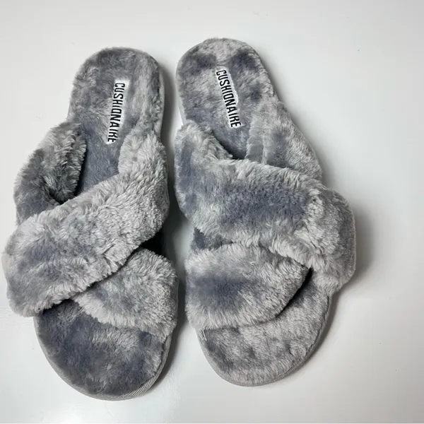 Cushionaire Women's Gray Faux Fur Style Slippers Sz 8 - Image 2