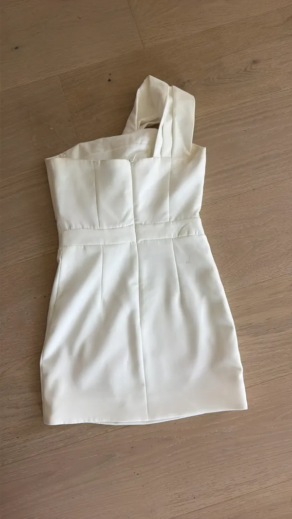 Beautiful white, one shoulder, extra small American threads dress - Image 3