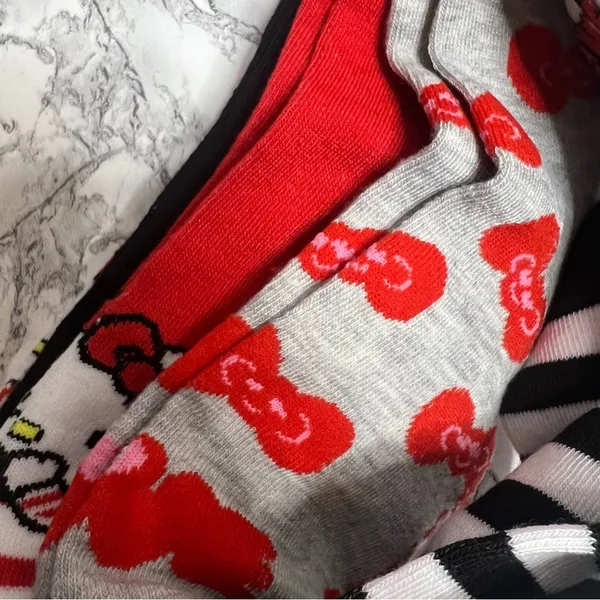 NWT Hello‎ Kitty Sanrio socks Valentine’s Day theme - Image 5