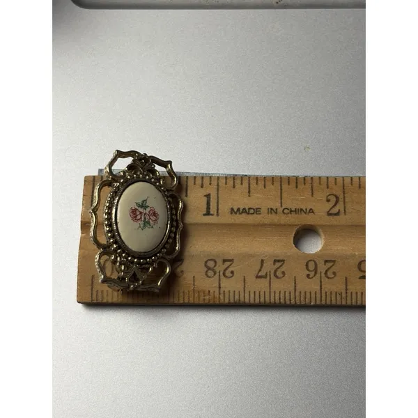Vintage Cottagecore Style Cameo Gold Tone Floral Enamel Oval Estate Pin Brooch - Image 7
