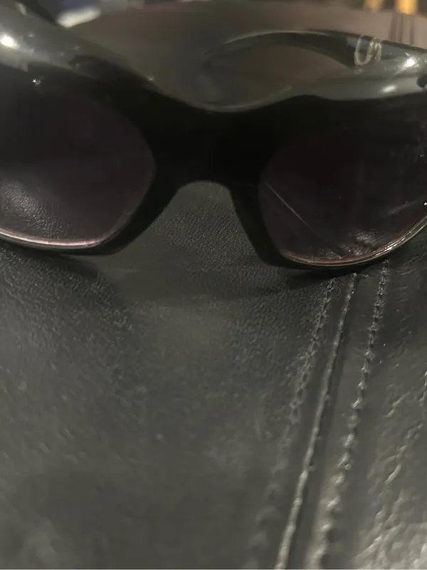 Classic Black Oversized Women's Sunglasses - Image 10