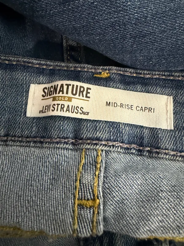Signature by Levi Strauss Mid Rise Medium Blue Capri Jeans - Image 4