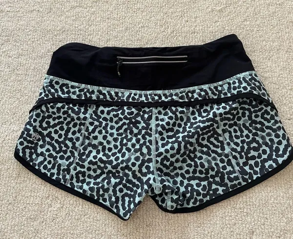 Lululemon Shorts 2.5" - Image 2