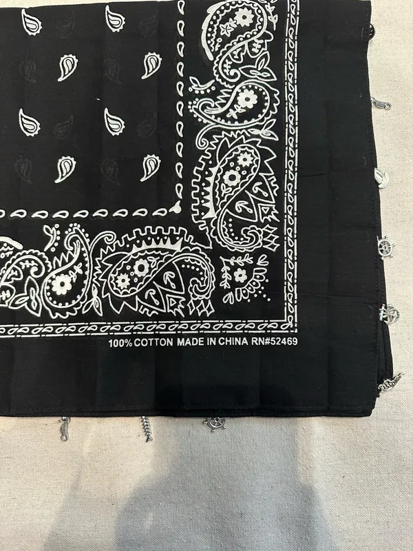 New black bandanna with silver charms - Image 6