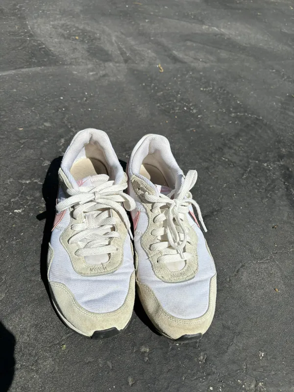 Nike Shoes Size 9.5 - Image 4