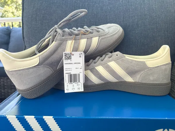 Adidas Sambas unisex 9.5 men, 10.5 women - Image 4