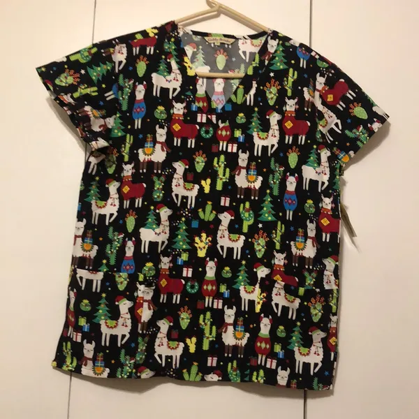 Gabby Brooke Women’s Size Medium Christmas Lama 2 Pockets V-Neck Scrub Top NWT - Image 2