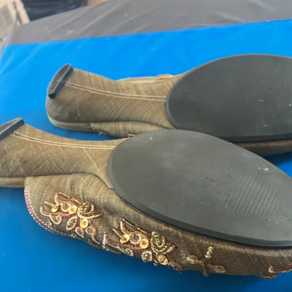 FINAL MARKDOWN Gold Embellished Women's Shoes 6 1/2 Size 6.5 - Image 5