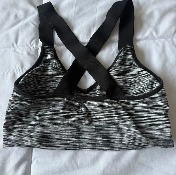 Chic Cross-Back Strappy Sports Bra | Black & White Marble Print | Size S | Athleisure Must-Have ✨ - Image 4