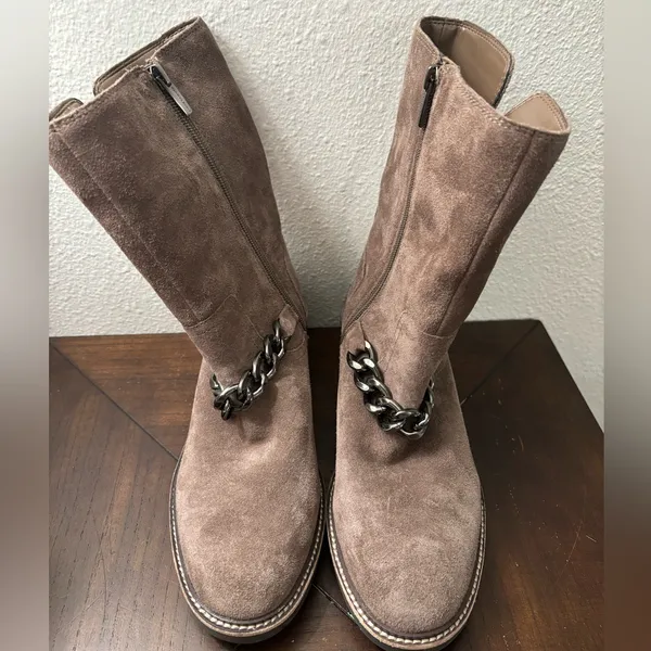 Vince Camuto Keshilla Boots Women's 7.5 Mid Calf Brown Suede Chain Trim Lug Sole - Image 4