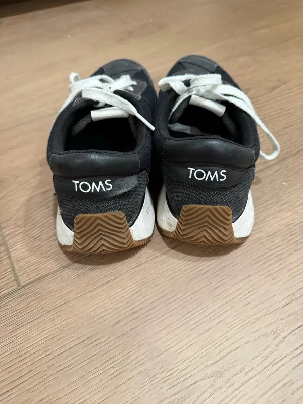 black TOMS Wyndon sneakers with suede textiles - Image 2