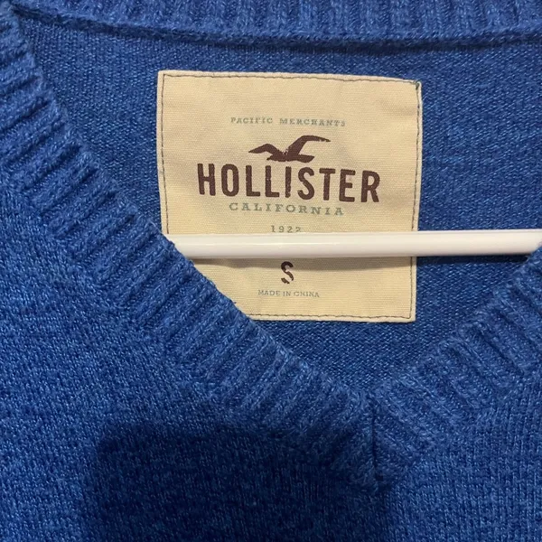 Hollister blue vneck sweater size small - Image 4