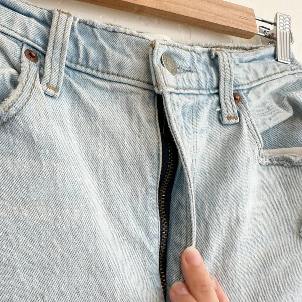 Abercrombie | 90s Straight‎ Ultra High Rise Distressed Knee Jeans Light Wash - Image 4